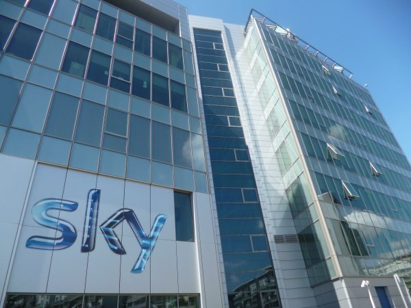 Sky sbarca sul digitale terrestre, 5 canali in affitto da Telecom Italia Media
